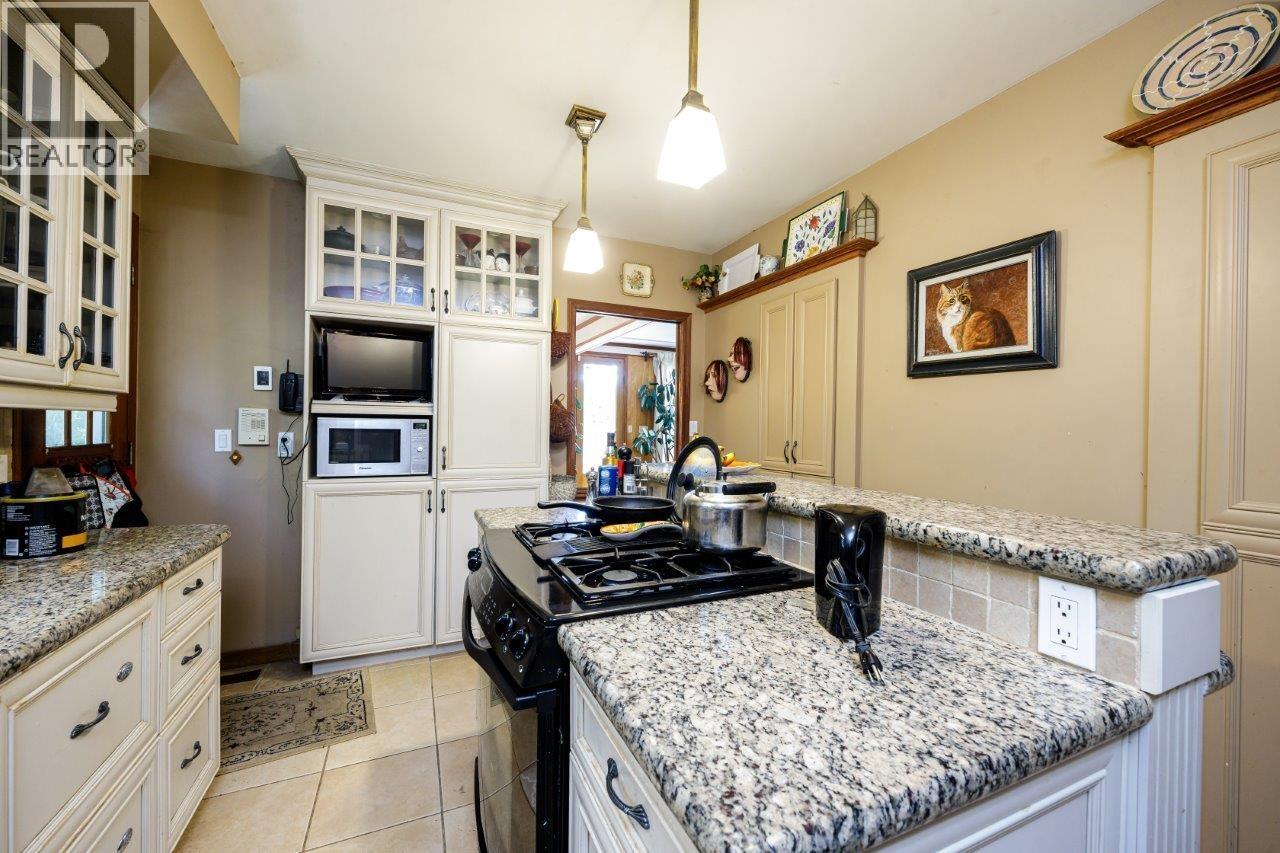 368 E KINGS ROAD, North Vancouver