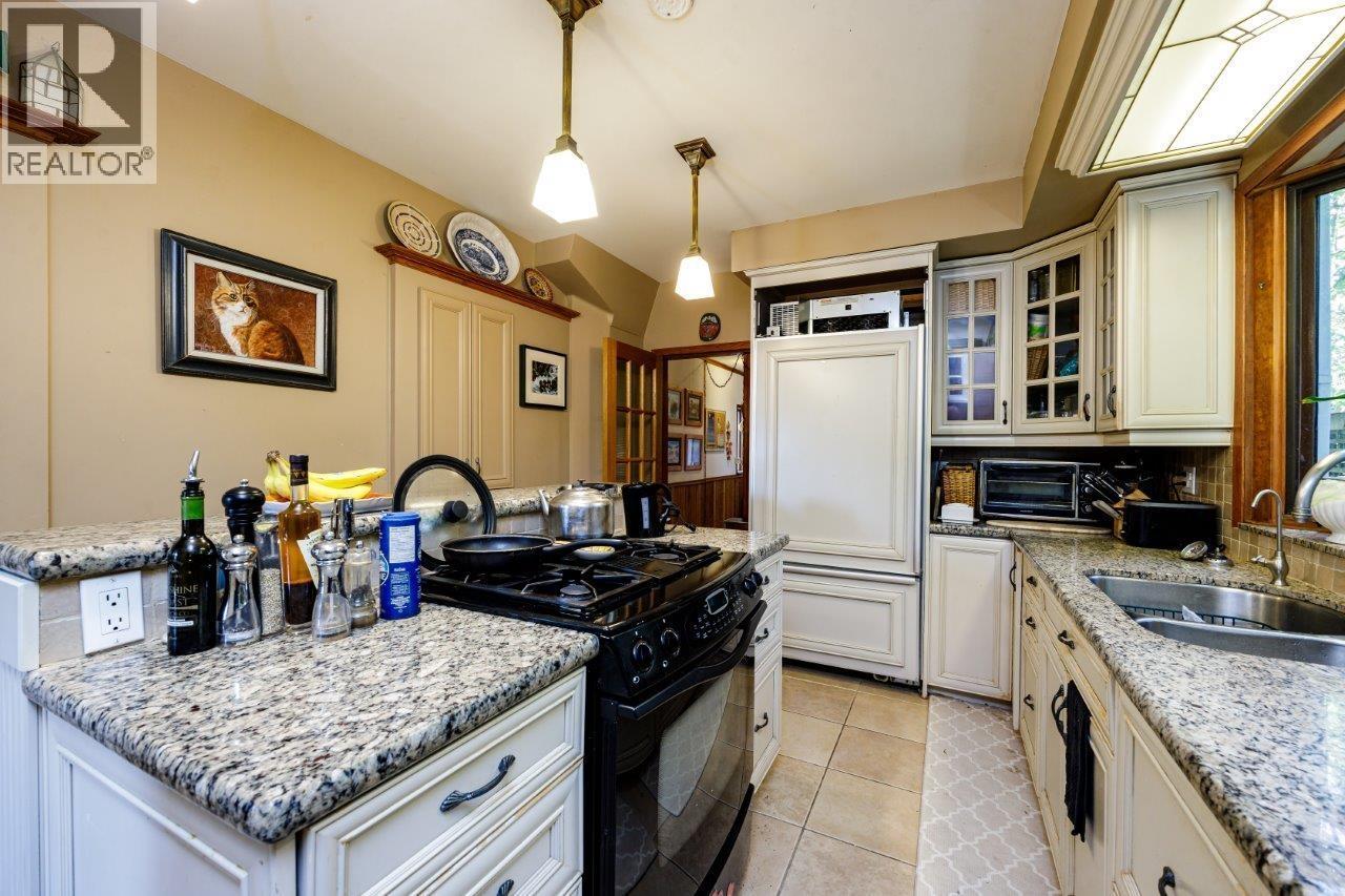 368 E KINGS ROAD, North Vancouver