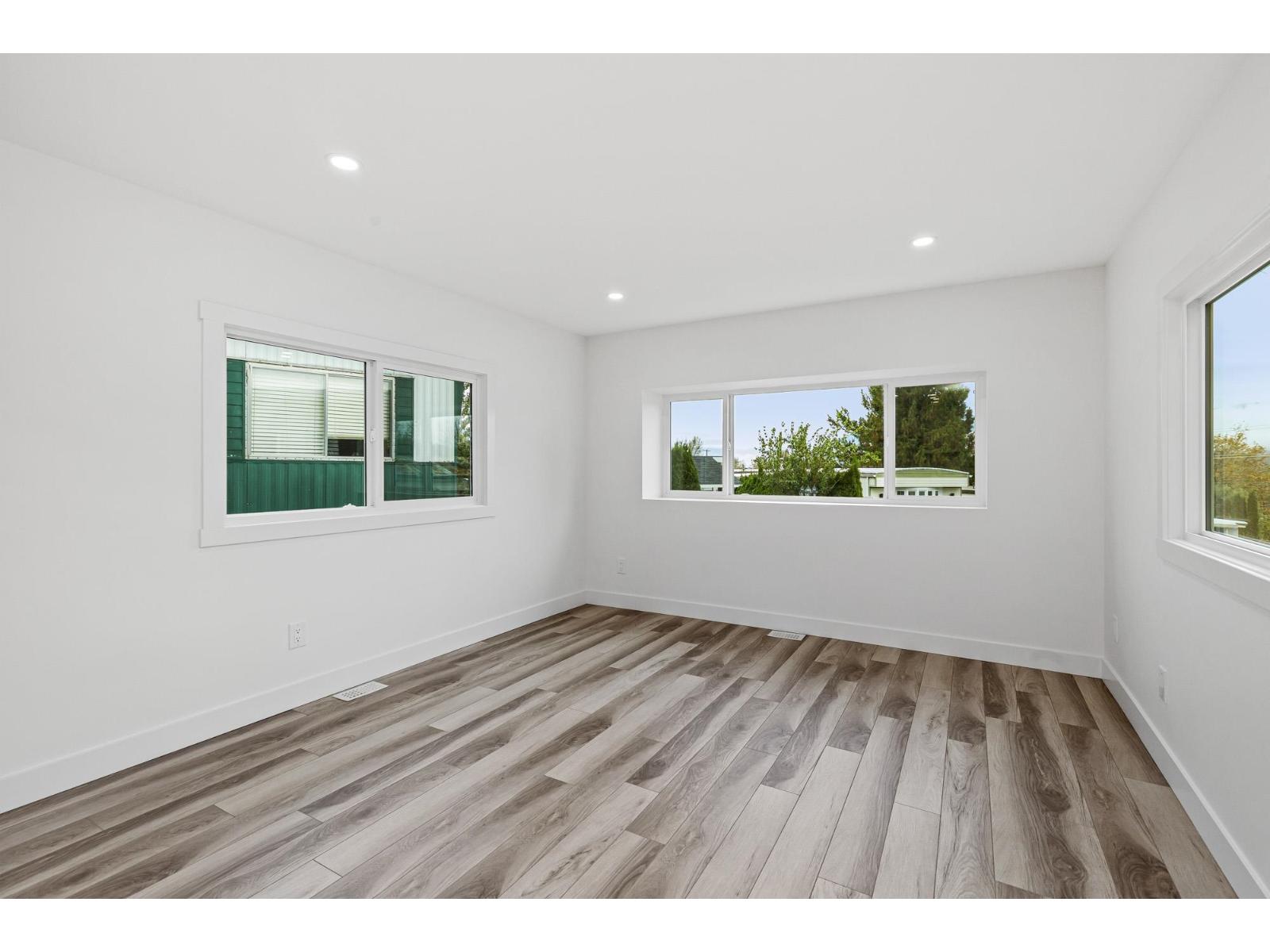 10 34519 LOUGHEED HIGHWAY, Mission