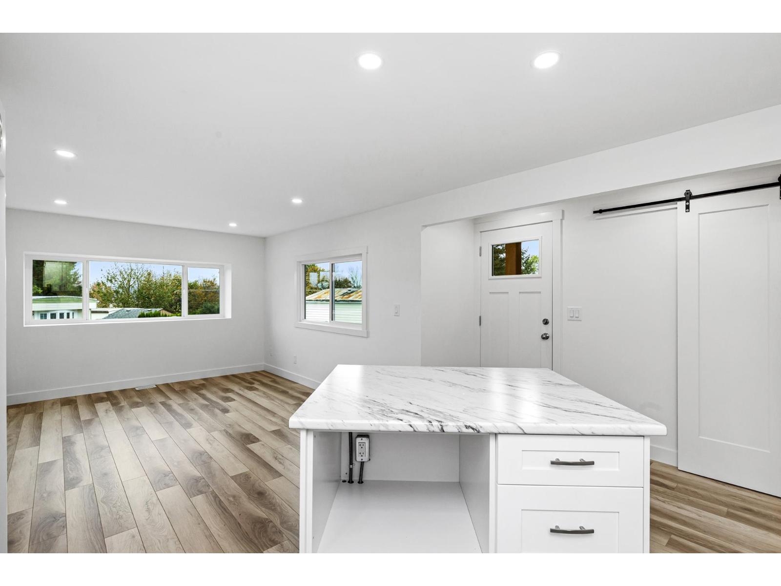 10 34519 LOUGHEED HIGHWAY, Mission