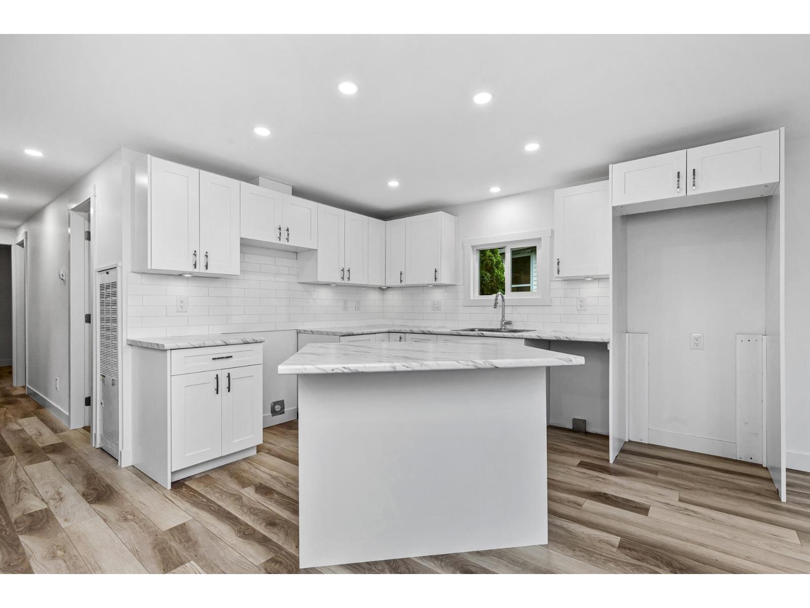 10 34519 LOUGHEED HIGHWAY, Mission