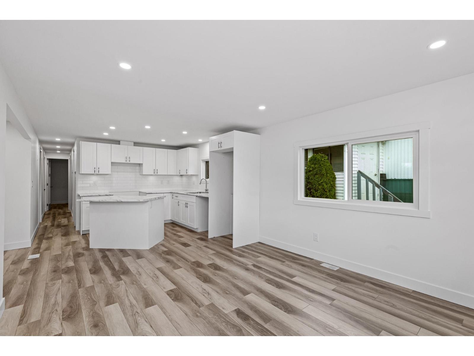 10 34519 LOUGHEED HIGHWAY, Mission