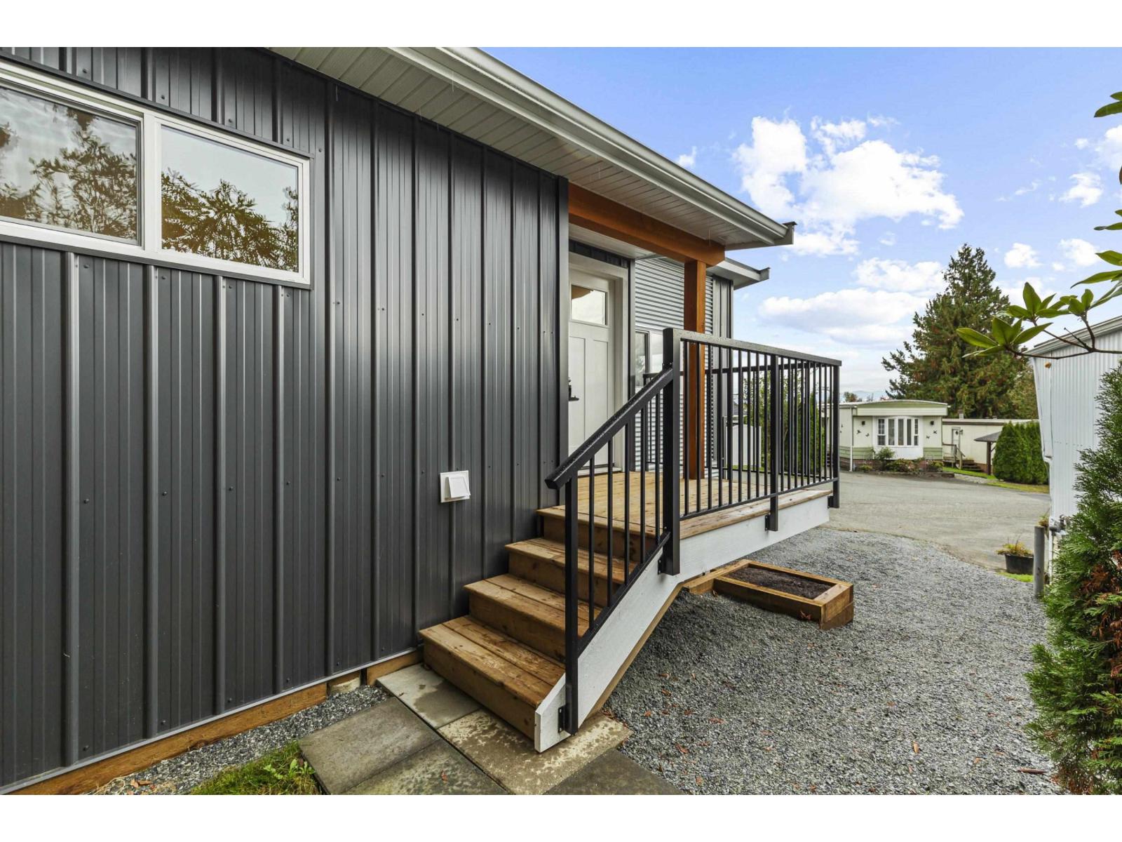 10 34519 LOUGHEED HIGHWAY, Mission
