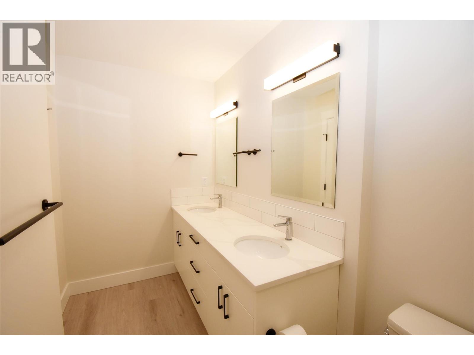 ## 30 1999 15 Avenue - 52