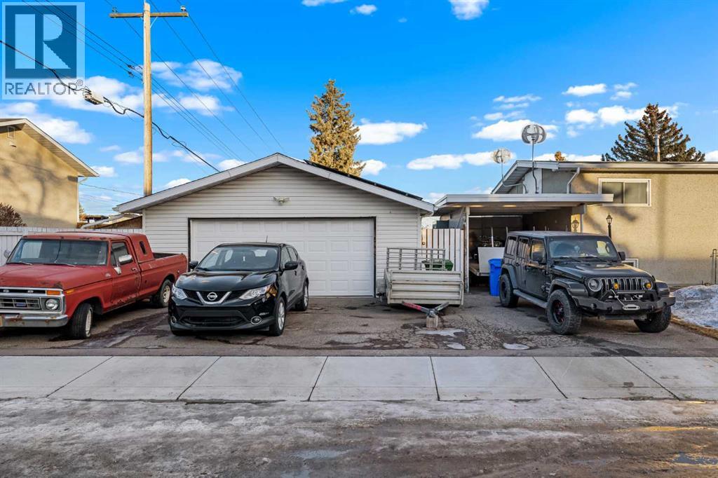 Single Family House Bi-level for Sale in  Hunterdale Place NW Huntington Hills Calgary 