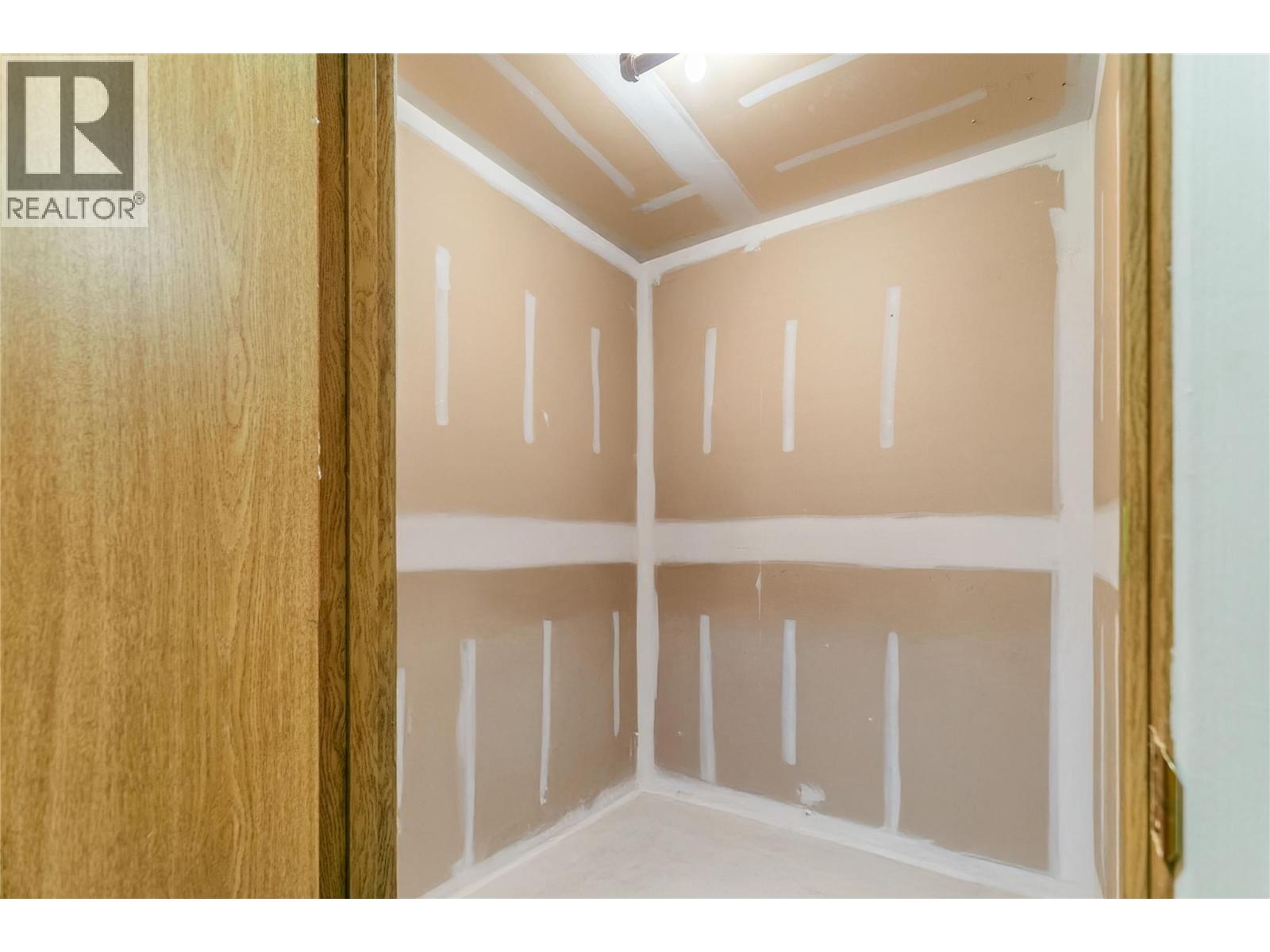 308 1075 Bernard Avenue, Kelowna