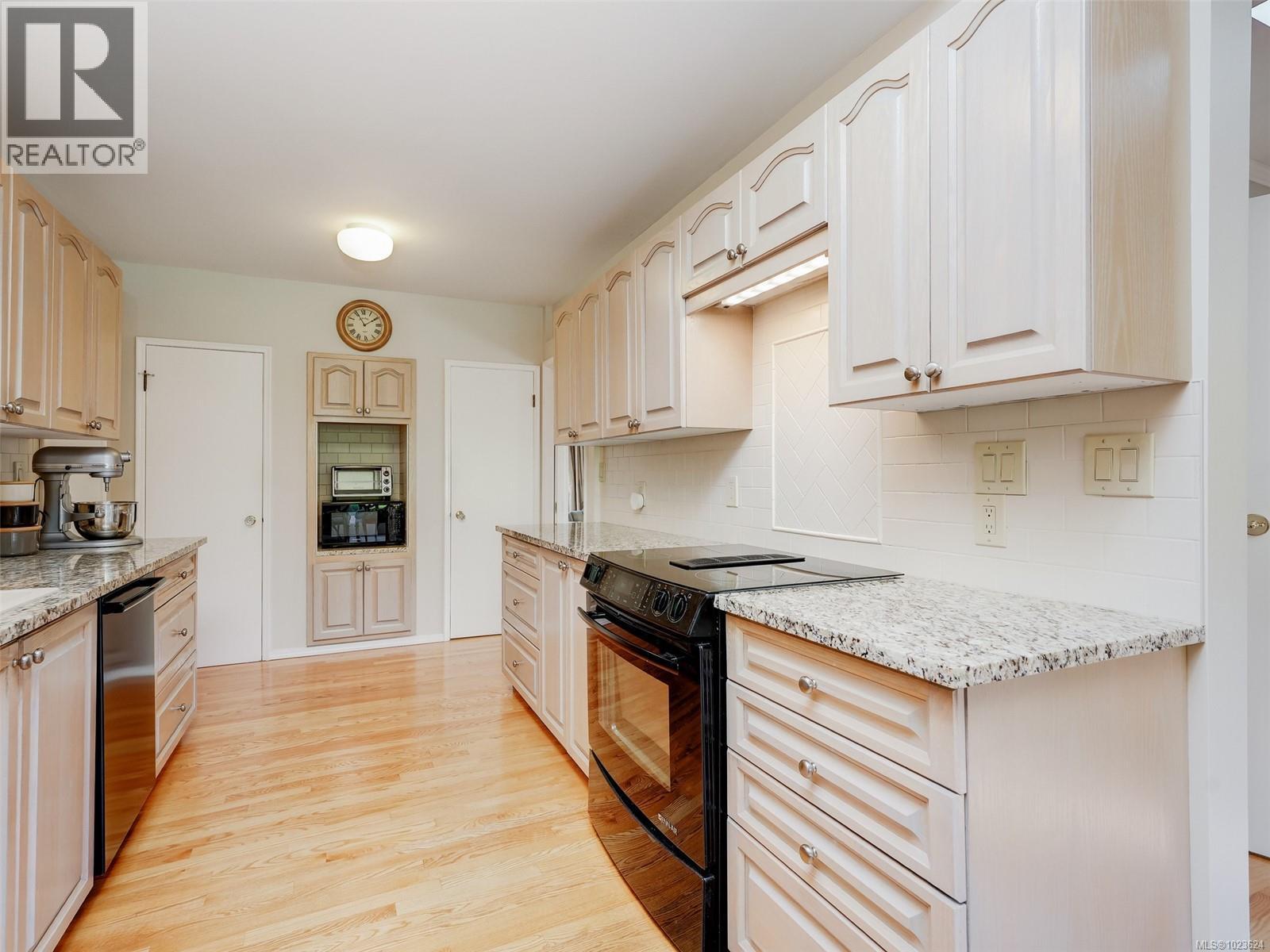 2344 Middowne Rd, Oak Bay