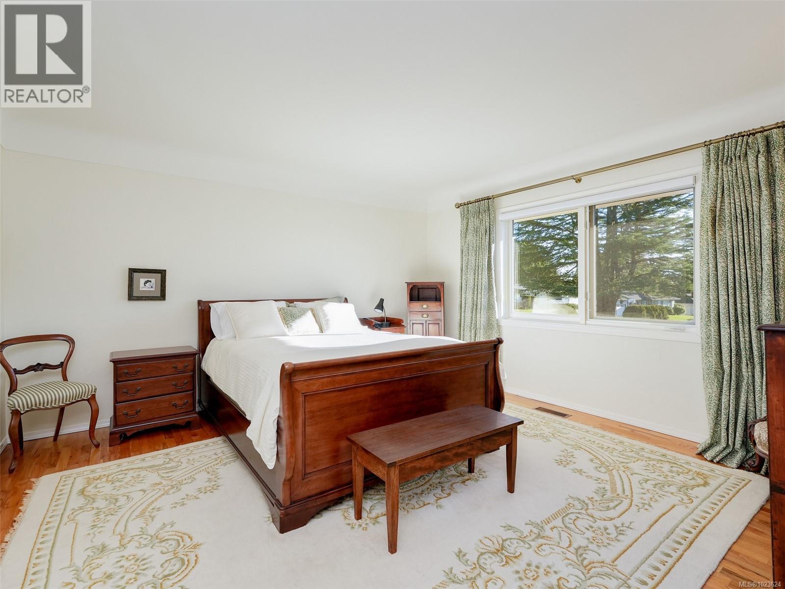 2344 Middowne Rd, Oak Bay