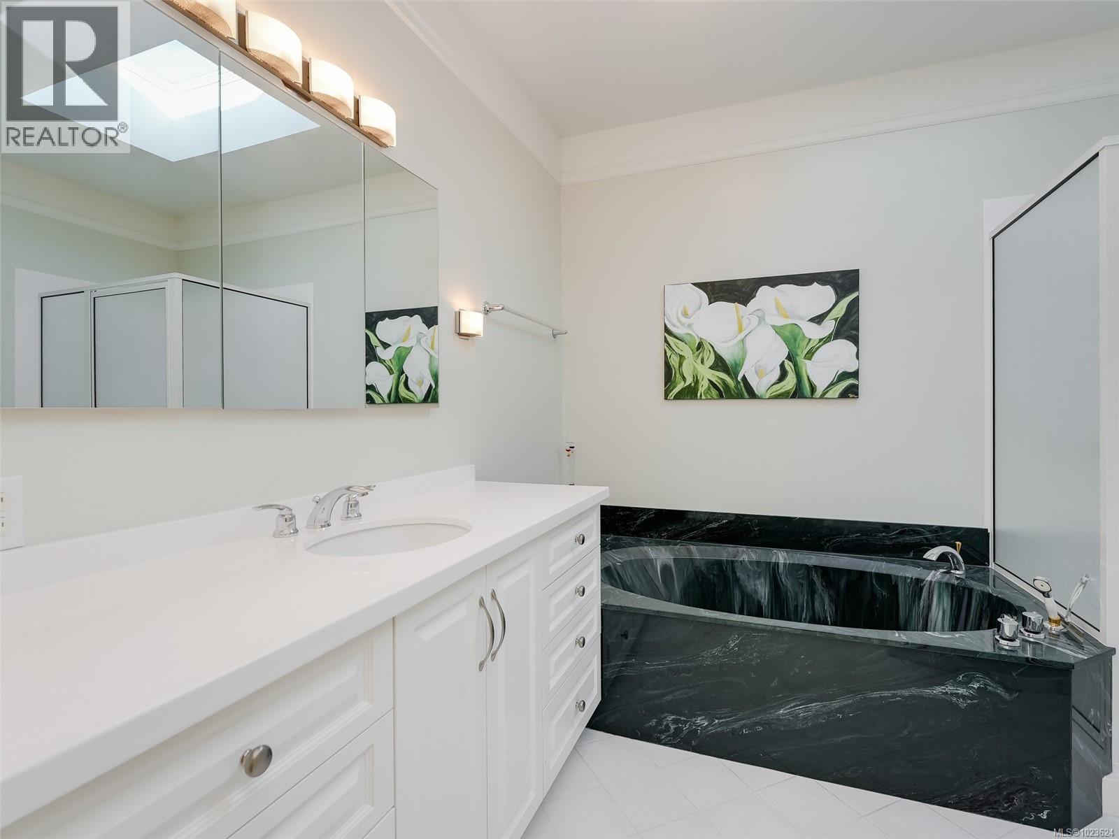 2344 Middowne Rd, Oak Bay