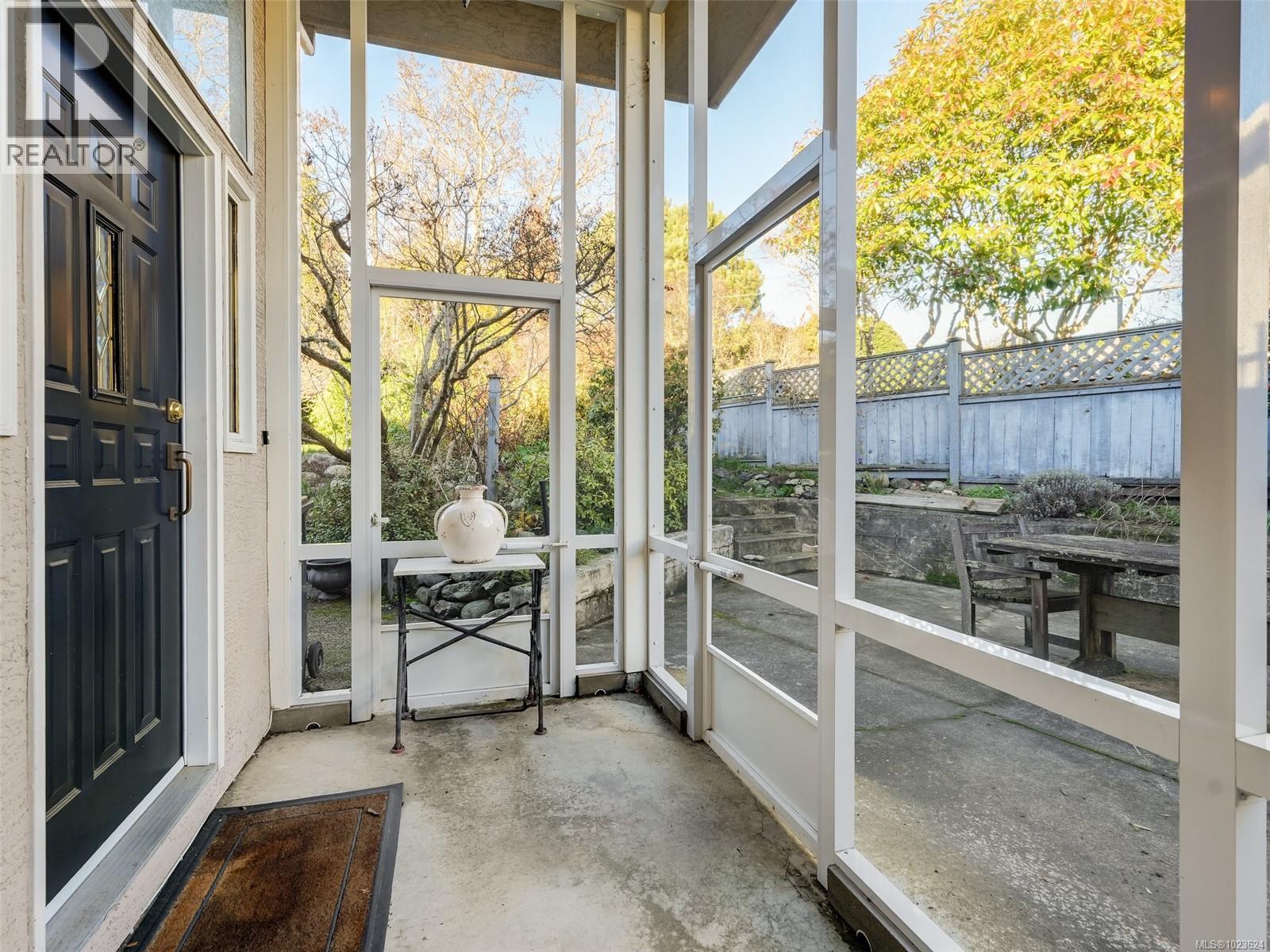 2344 Middowne Rd, Oak Bay