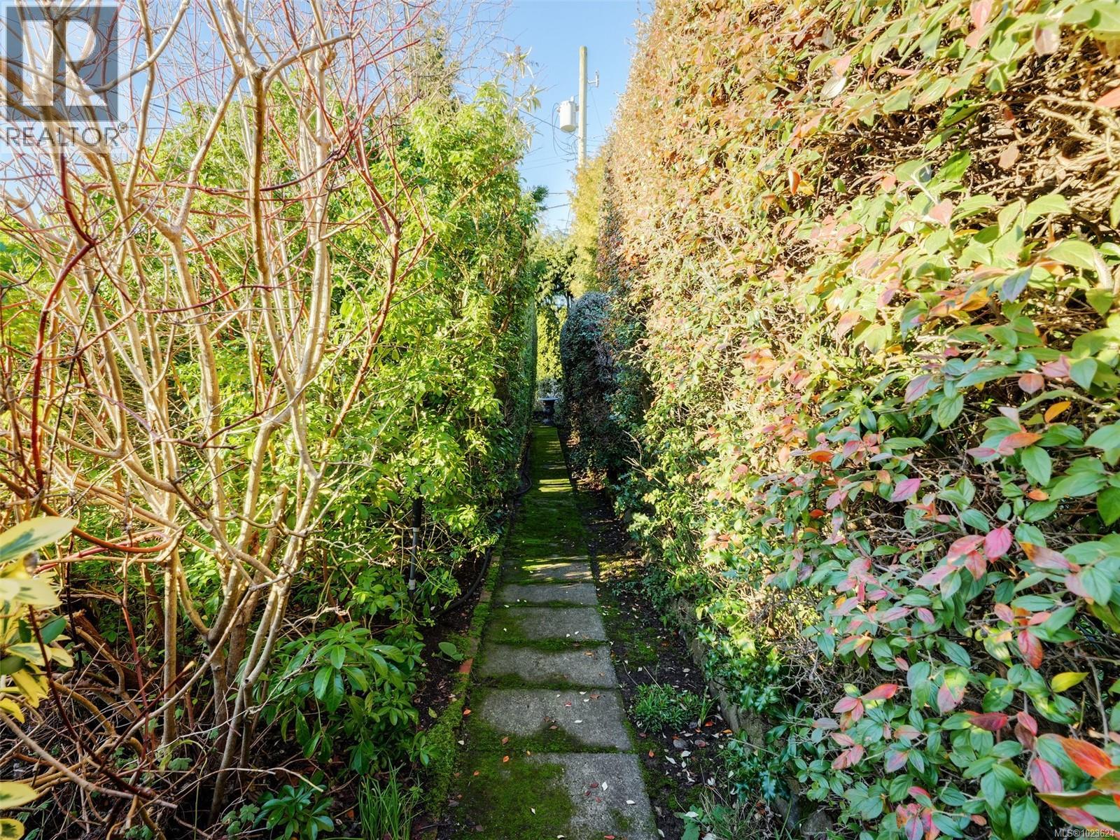 2344 Middowne Rd, Oak Bay