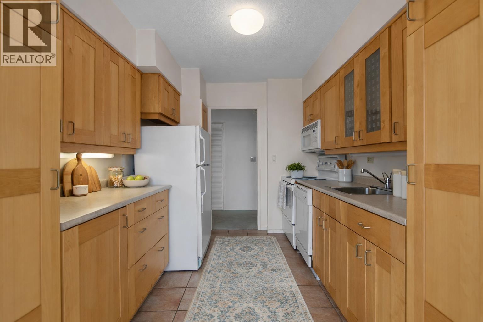 102 1730 DUCHESS AVENUE, West Vancouver