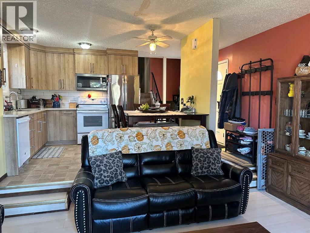 Single Family House 4 Level for Sale in  Templeby Place NE Temple Calgary 