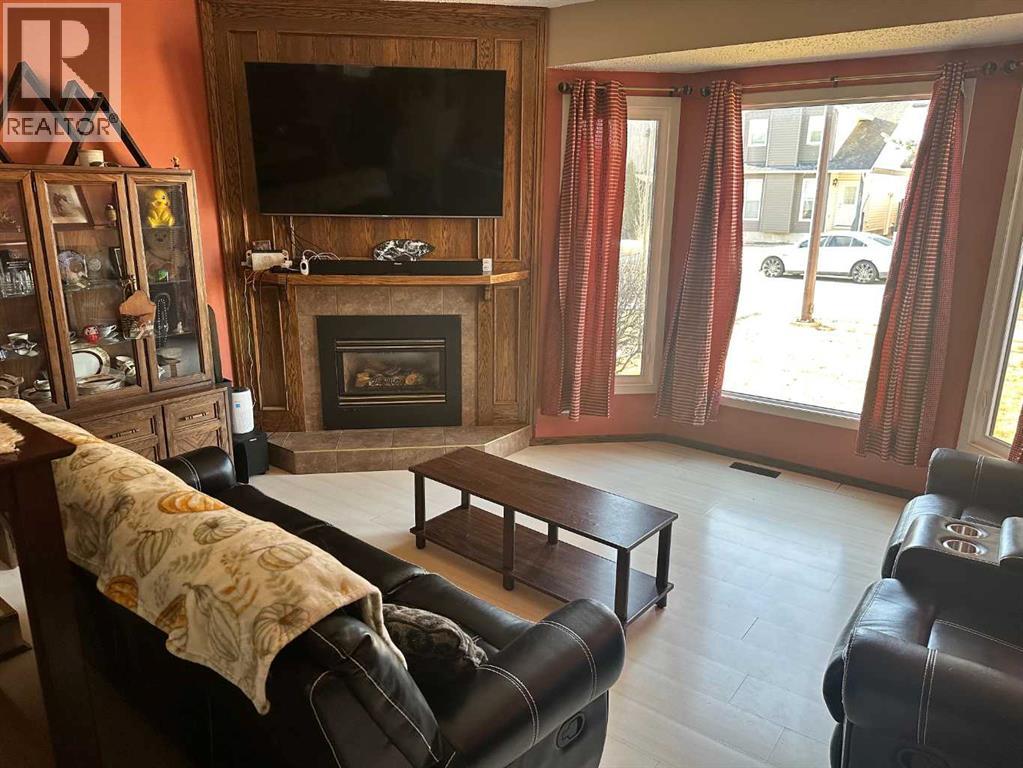 Single Family House 4 Level for Sale in  Templeby Place NE Temple Calgary 