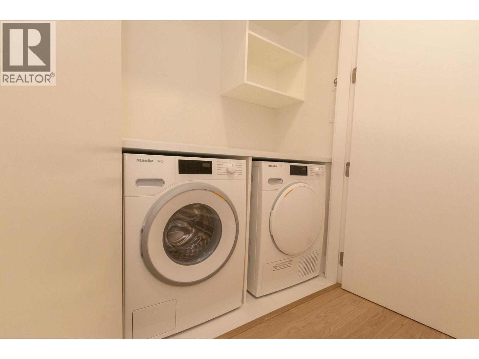 401 6687 NELSON AVENUE, West Vancouver