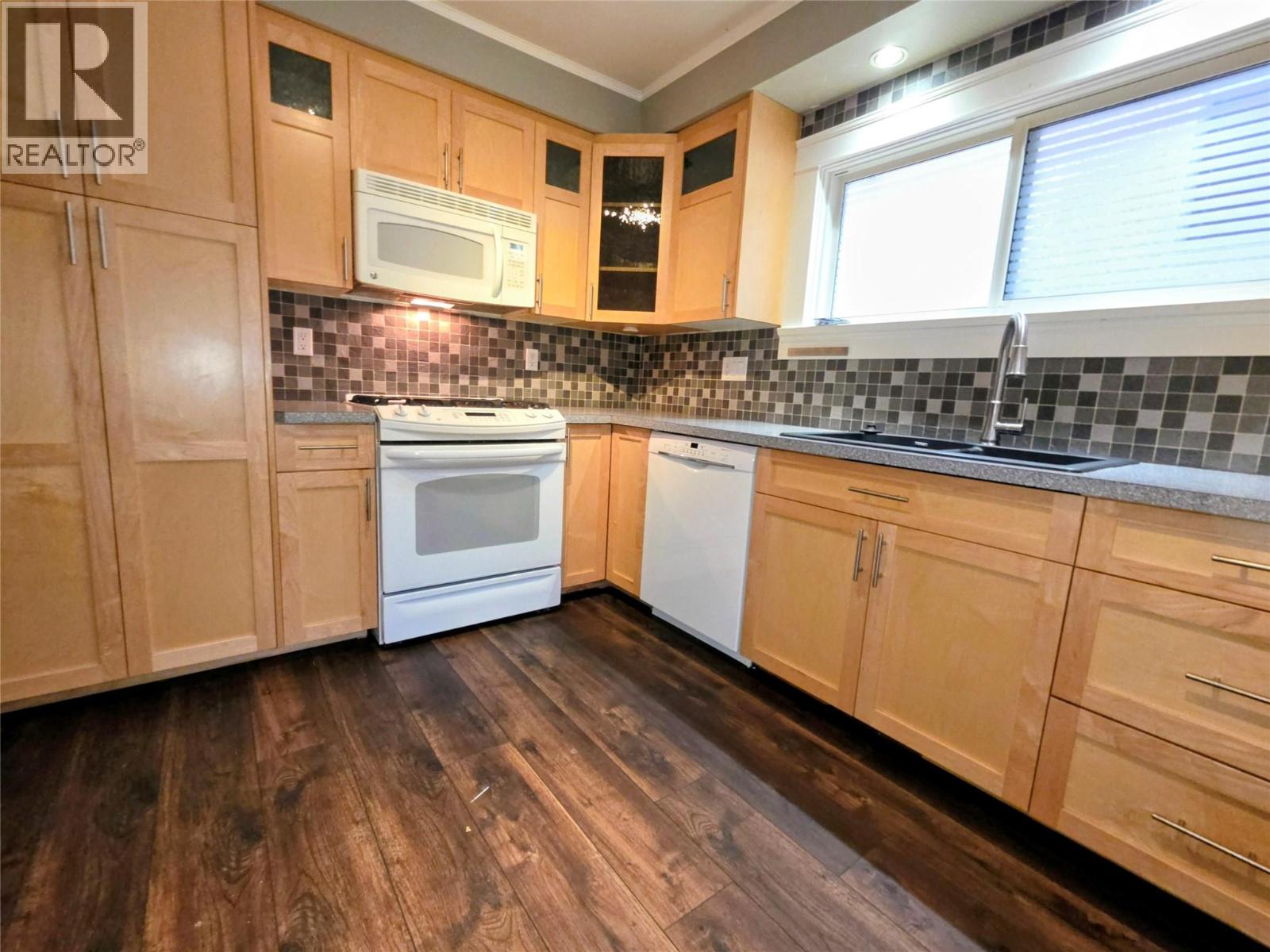 363 Rossland Avenue - 4