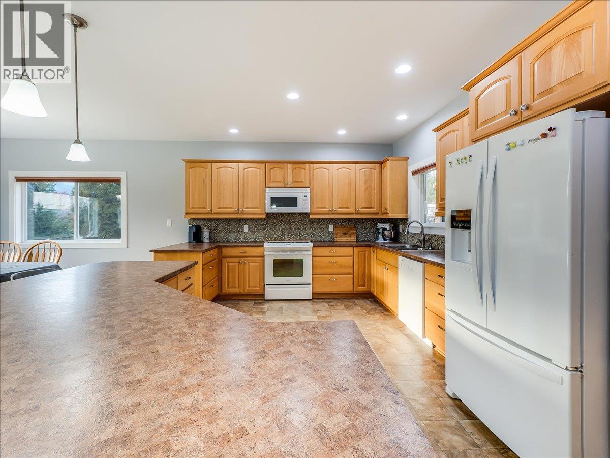 8480 Highway 22A, Trail