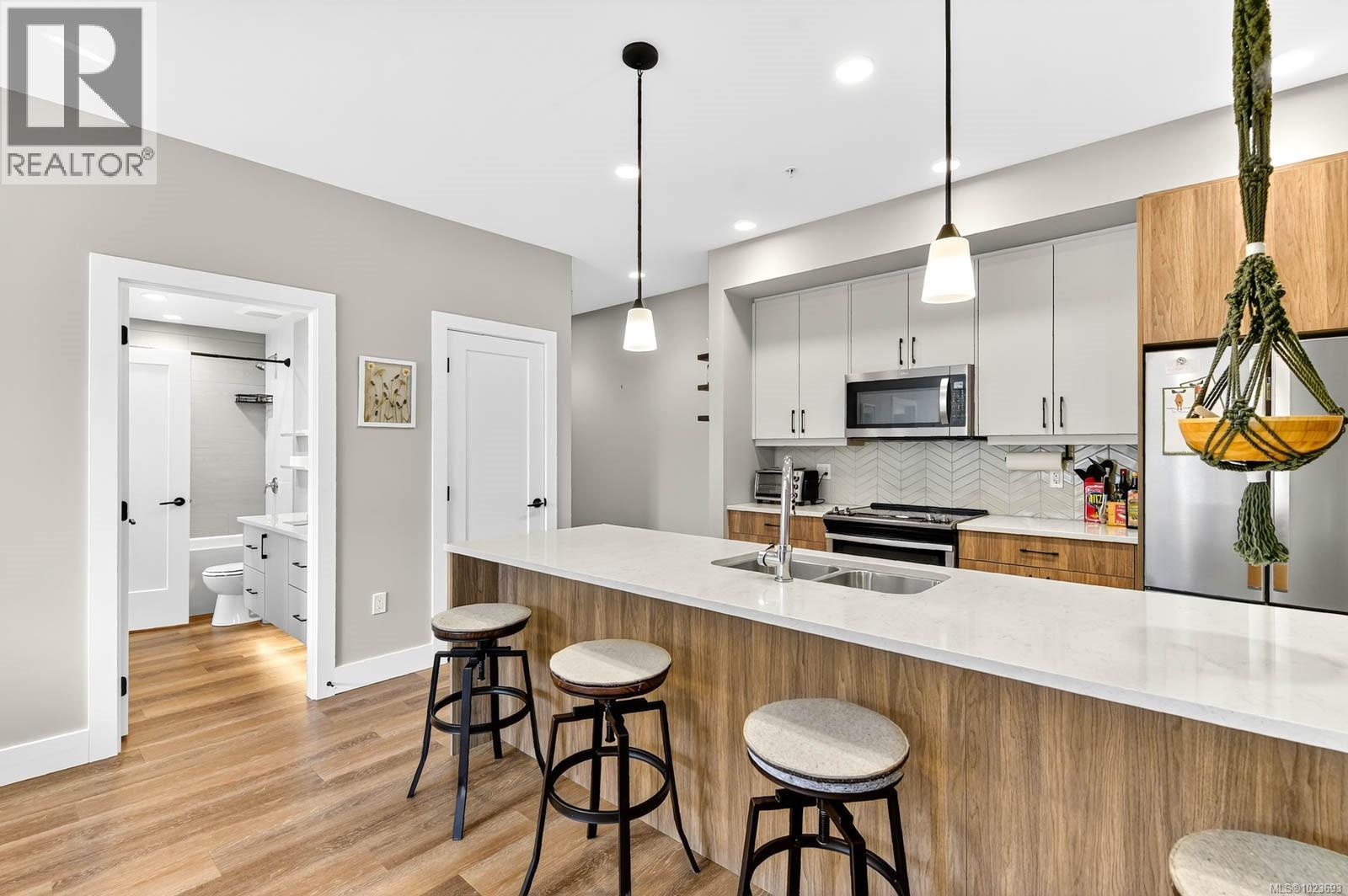 302 700 Yew Wood Rd, Tofino