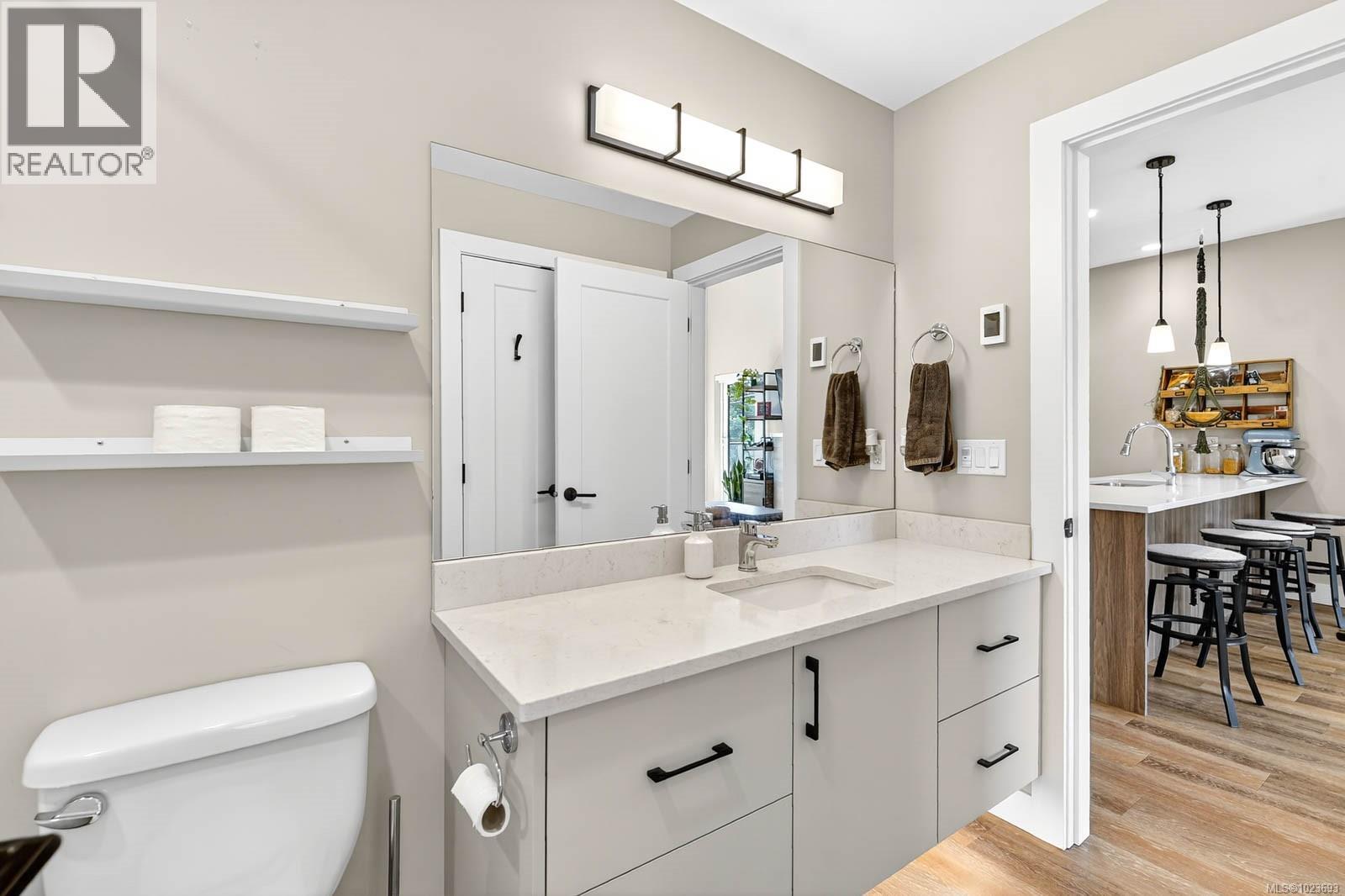 302 700 Yew Wood Rd, Tofino