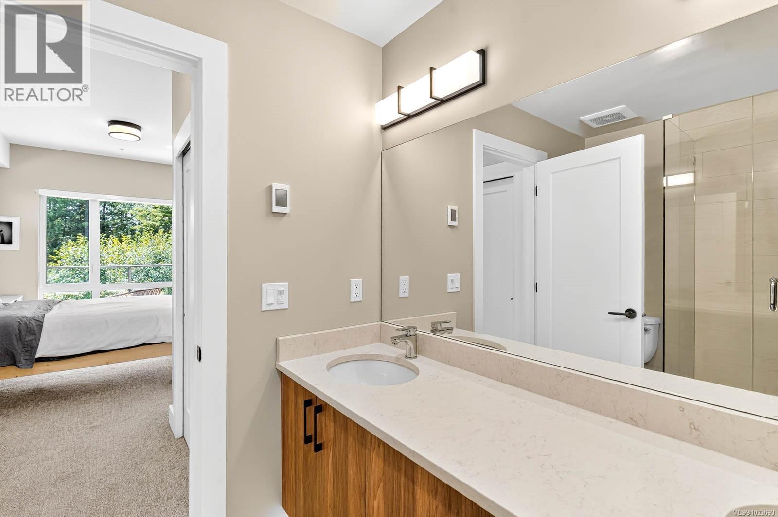 302 700 Yew Wood Rd, Tofino