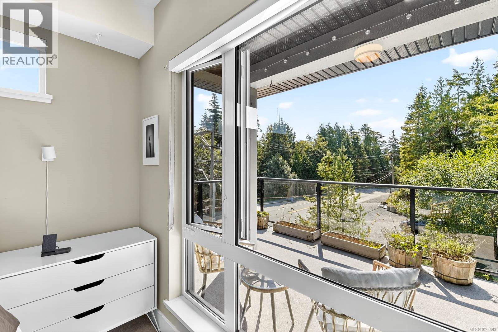 302 700 Yew Wood Rd, Tofino