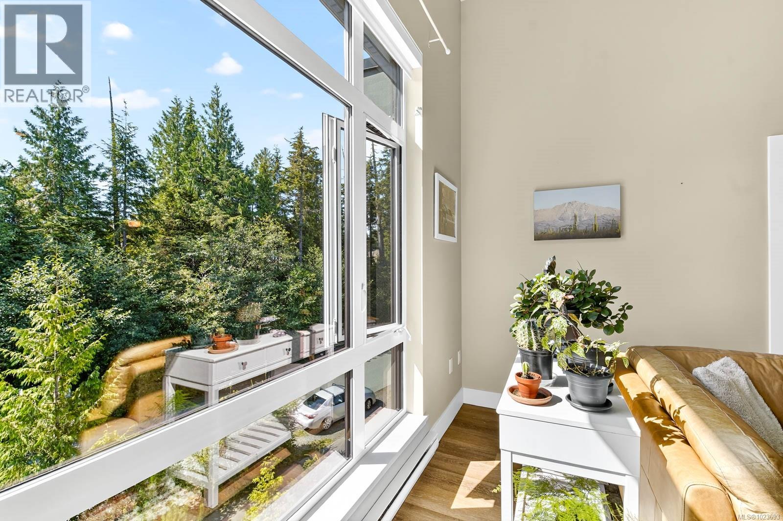 302 700 Yew Wood Rd, Tofino