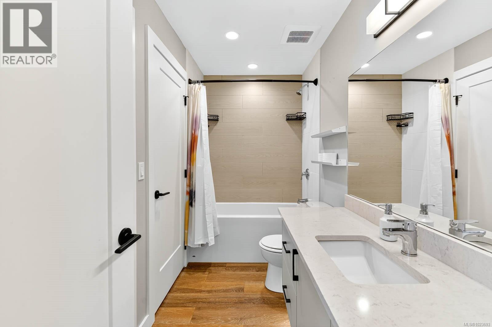 302 700 Yew Wood Rd, Tofino