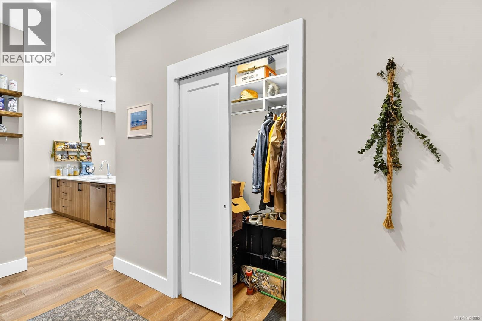 302 700 Yew Wood Rd, Tofino