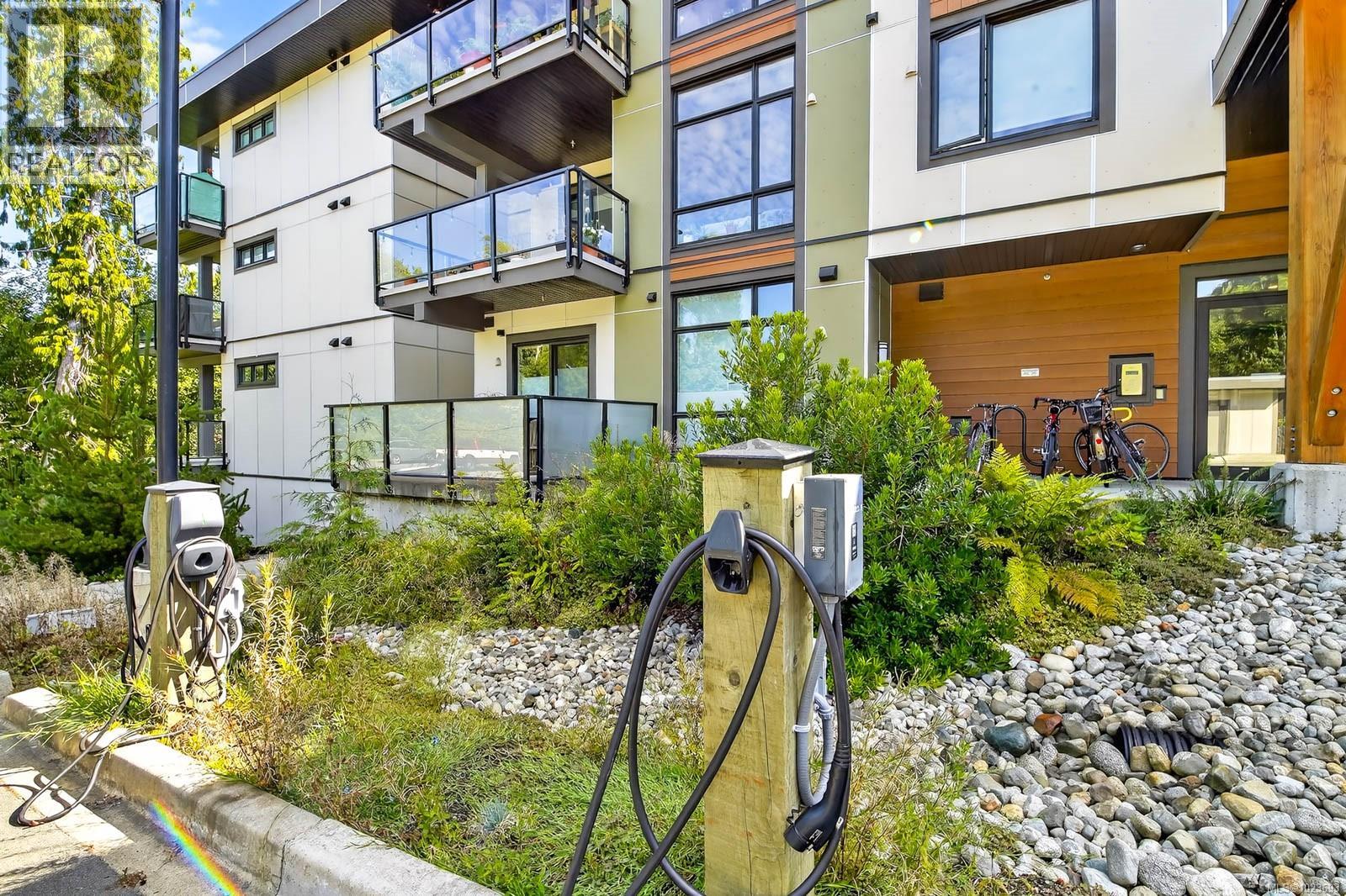 302 700 Yew Wood Rd, Tofino