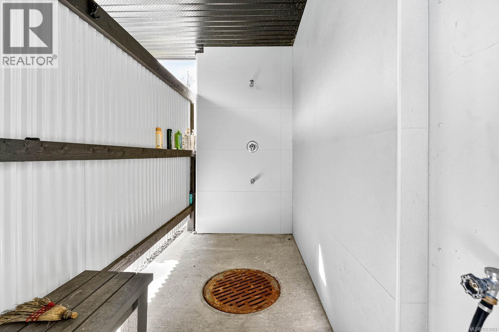 302 700 Yew Wood Rd, Tofino