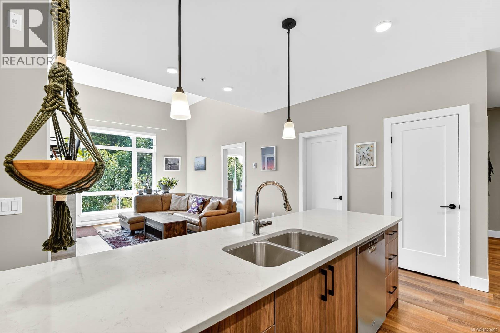 302 700 Yew Wood Rd, Tofino