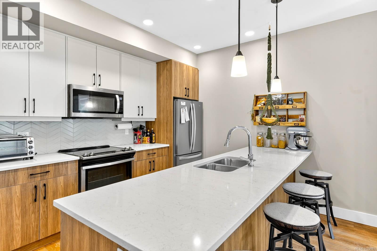 302 700 Yew Wood Rd, Tofino