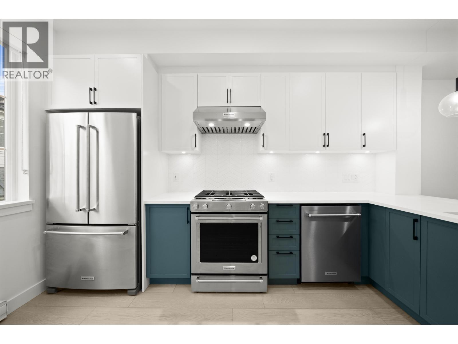 254 720 ROBINSON STREET, Coquitlam