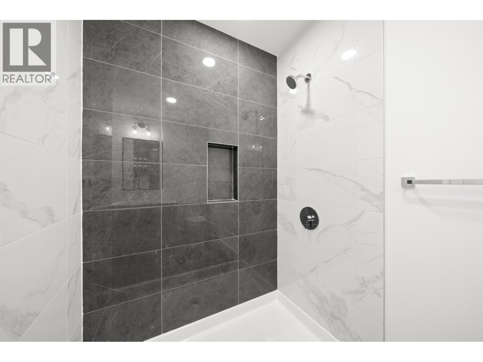 254 720 ROBINSON STREET, Coquitlam