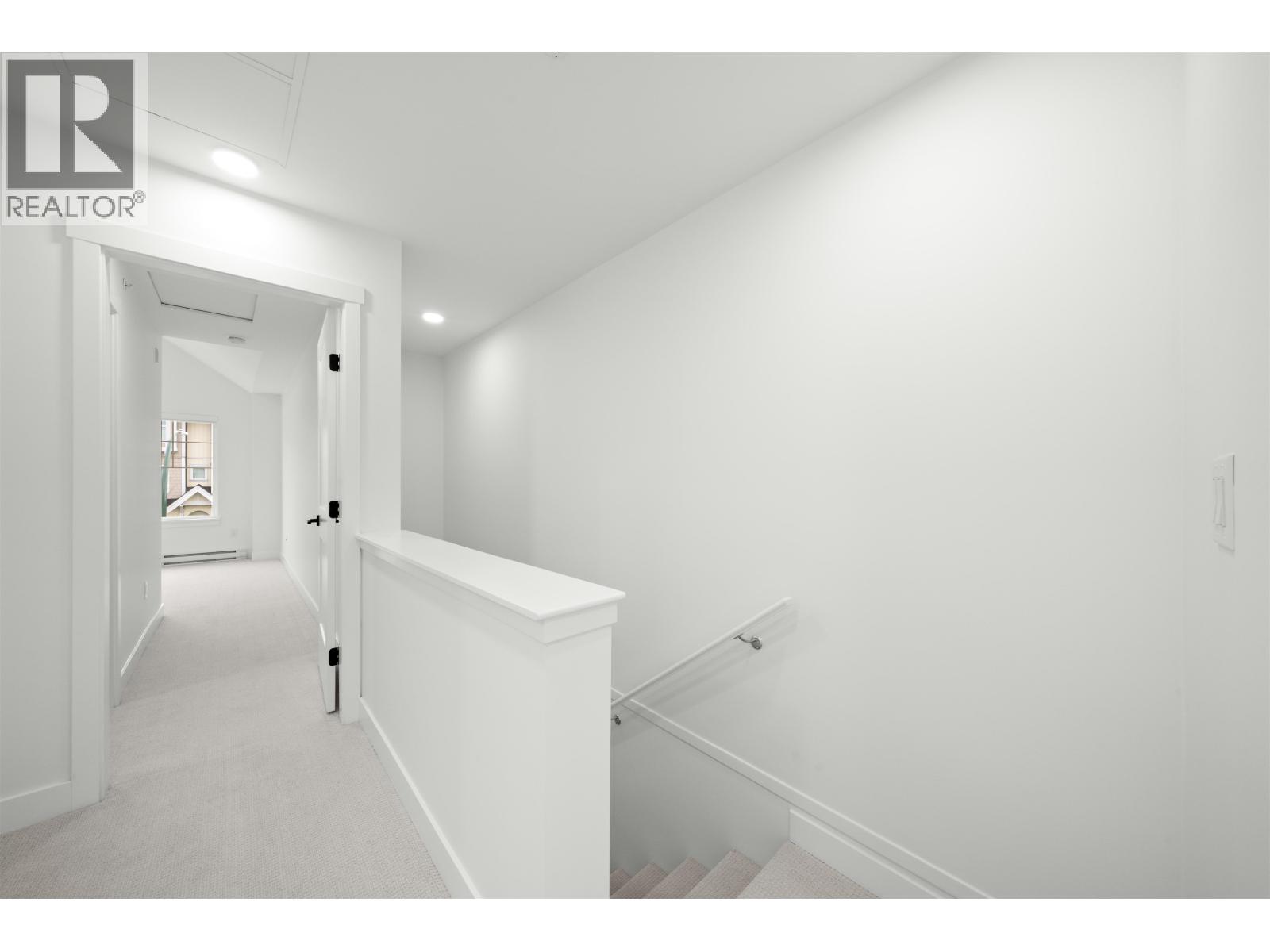 254 720 ROBINSON STREET, Coquitlam