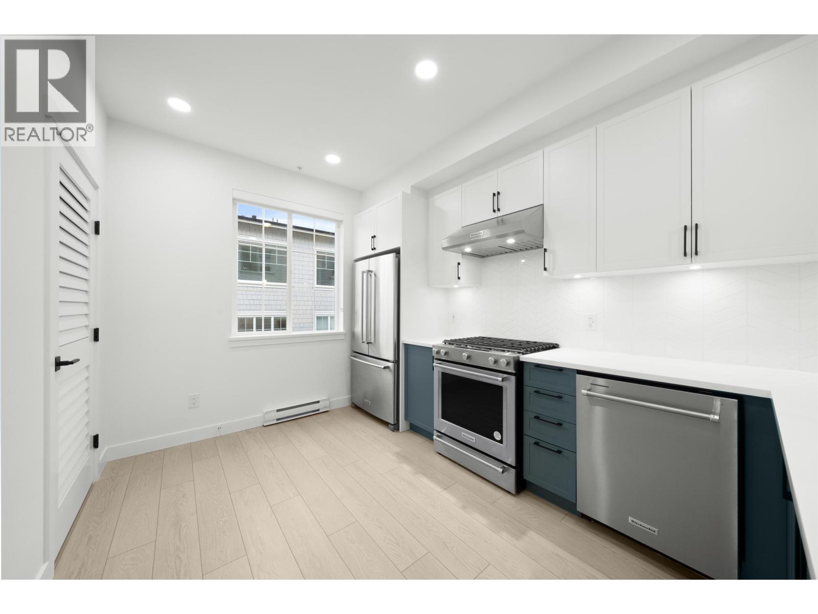 254 720 ROBINSON STREET, Coquitlam