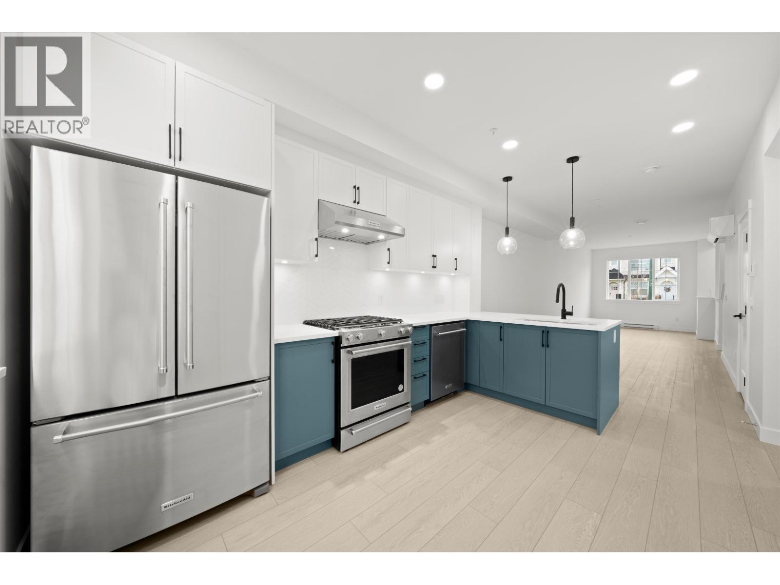 254 720 ROBINSON STREET, Coquitlam