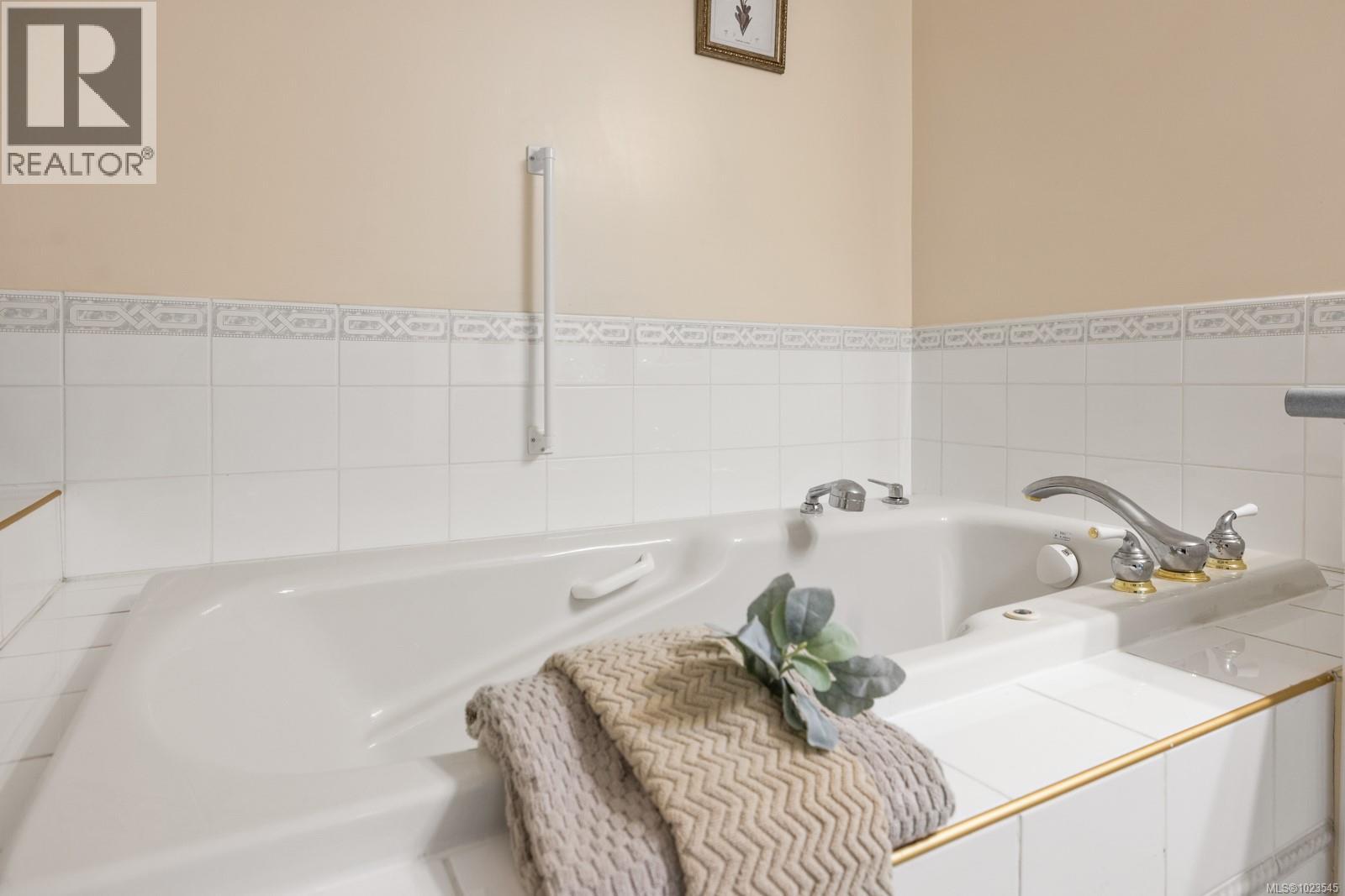 231 4490 Chatterton Way, Saanich