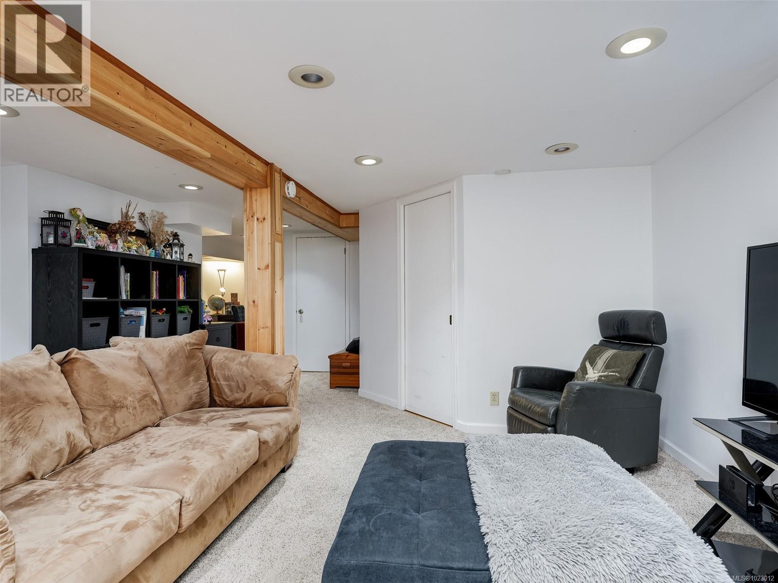 2659 Cadboro Bay Rd, Oak Bay