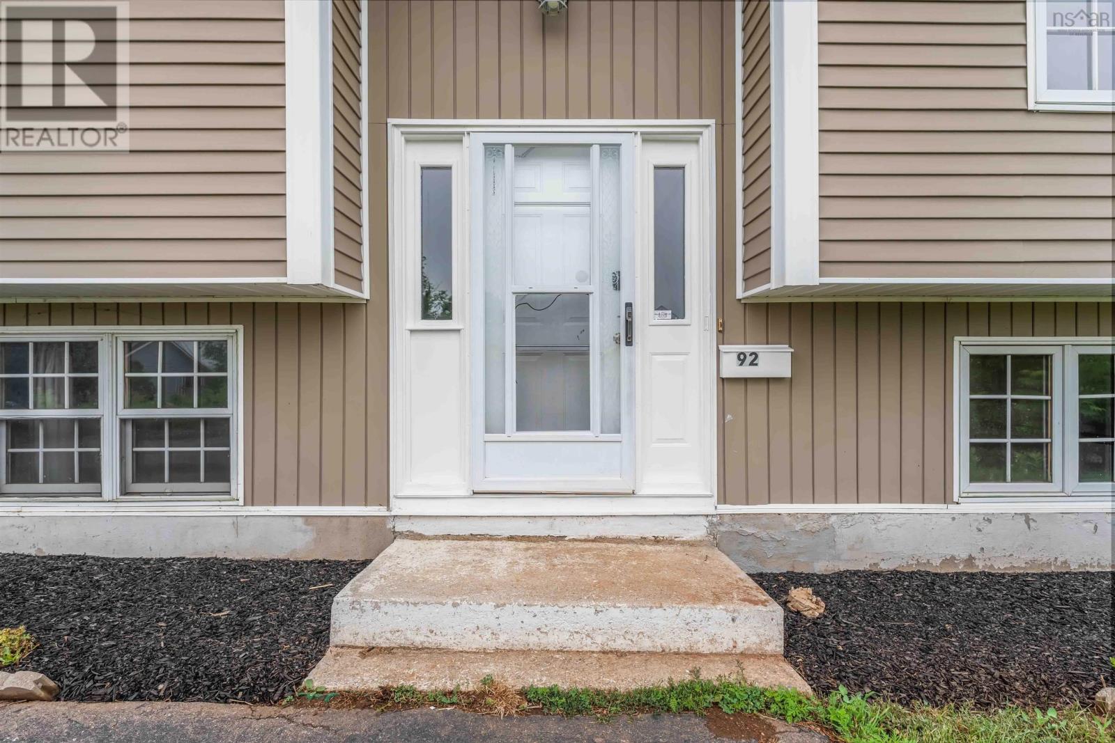 92 APPLE TREE LANE - 2