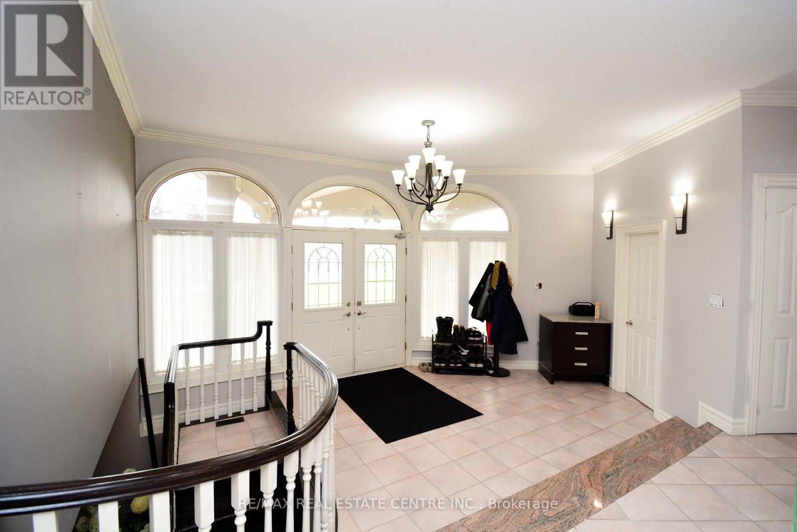 20 CRESCENT HILL DRIVE N - 8