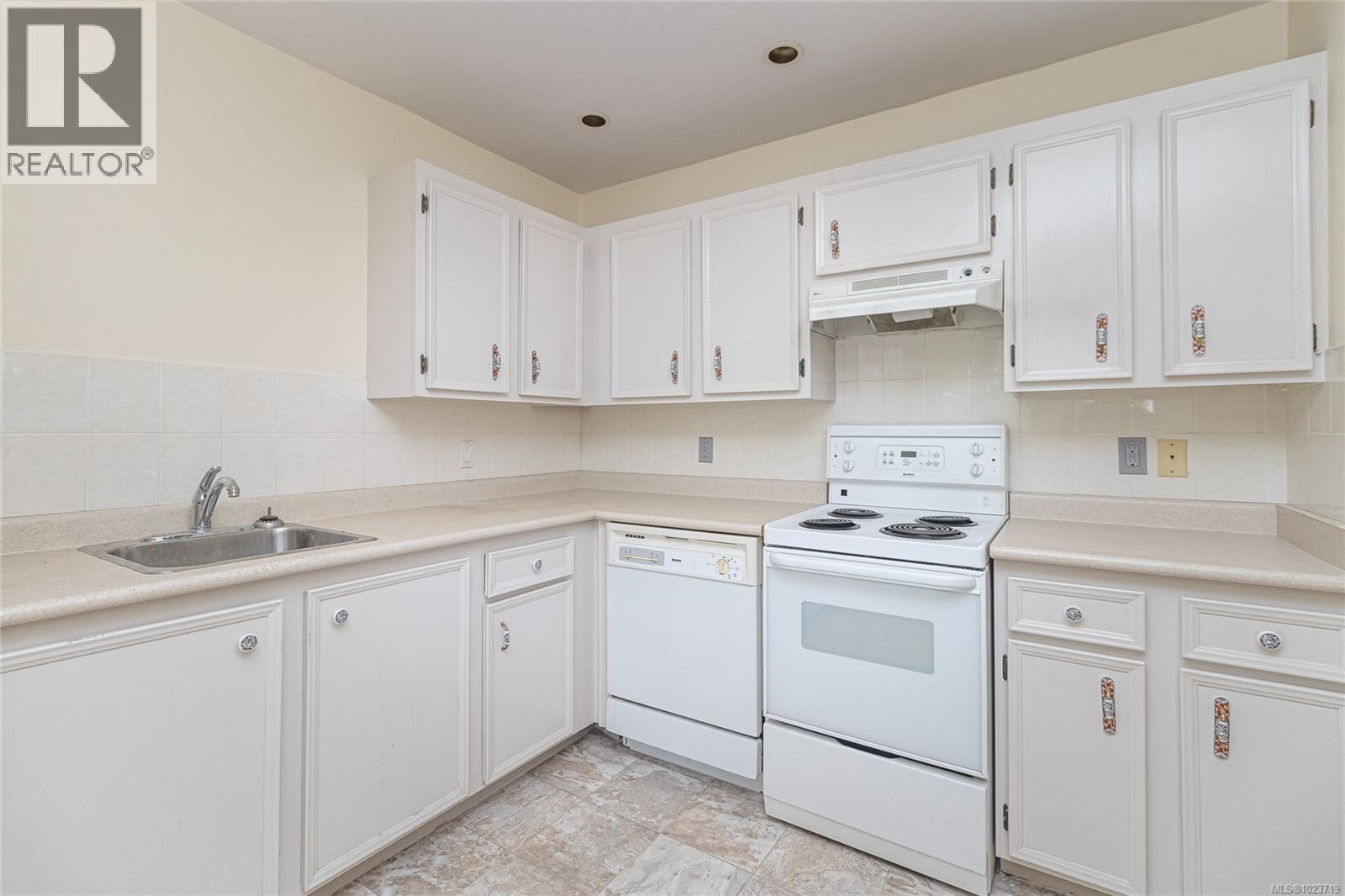 310 3215 Alder Street, Saanich