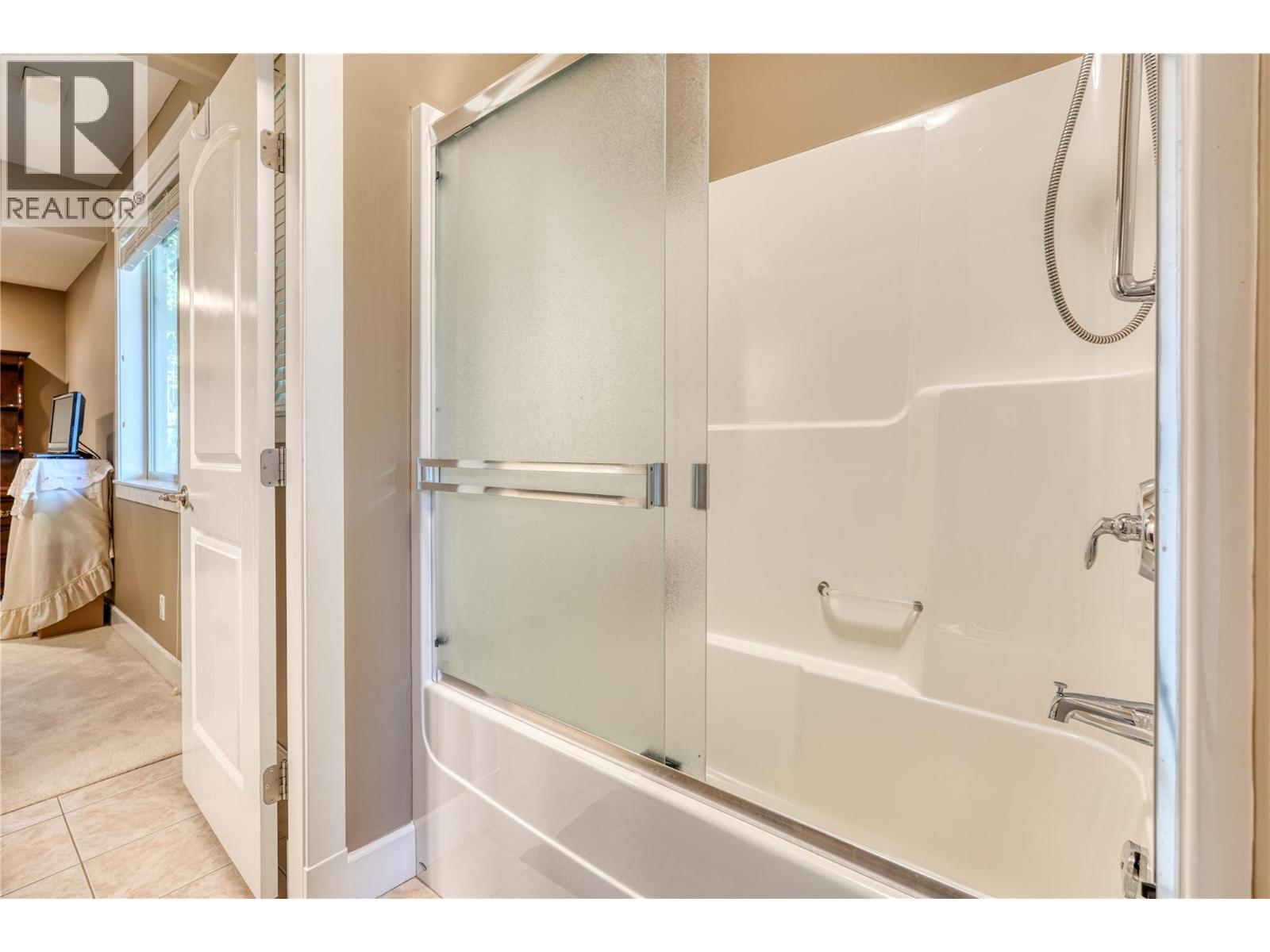 30 40 Kestrel Place, Vernon