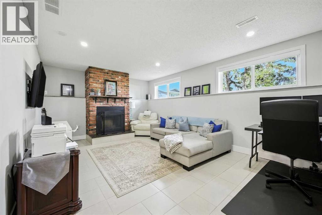 Single Family House 3 Level for Sale in  Huntford Green NE Huntington Hills Calgary 