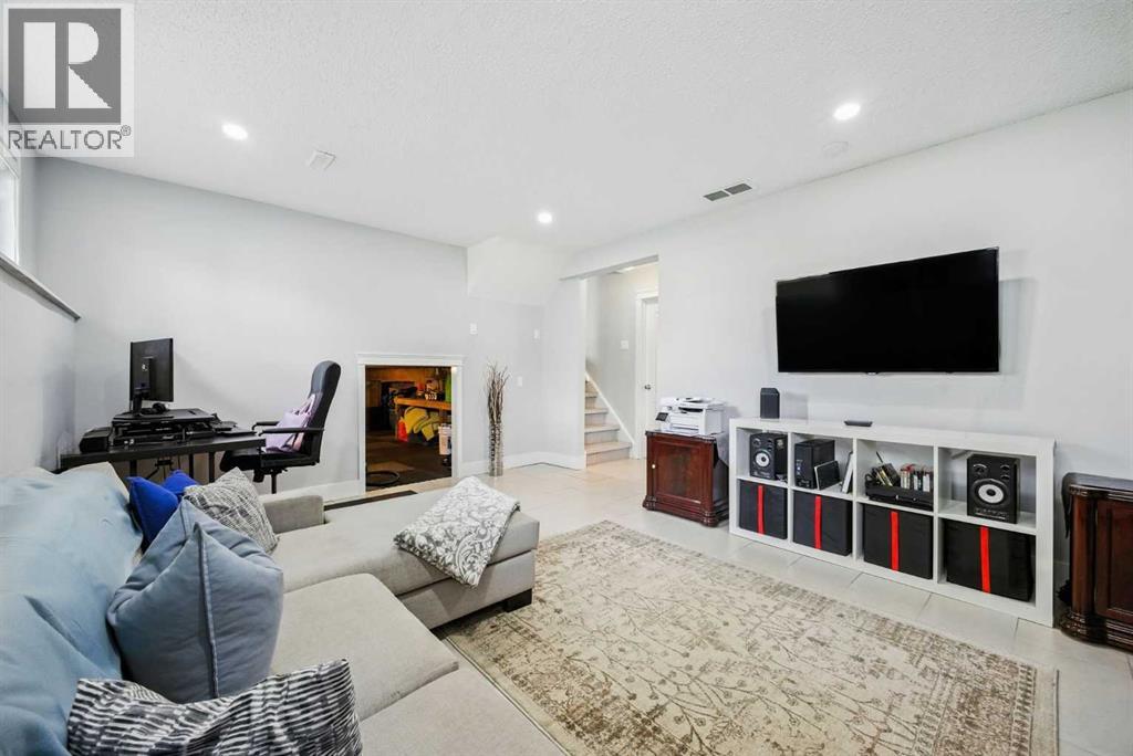 Single Family House 3 Level for Sale in  Huntford Green NE Huntington Hills Calgary 