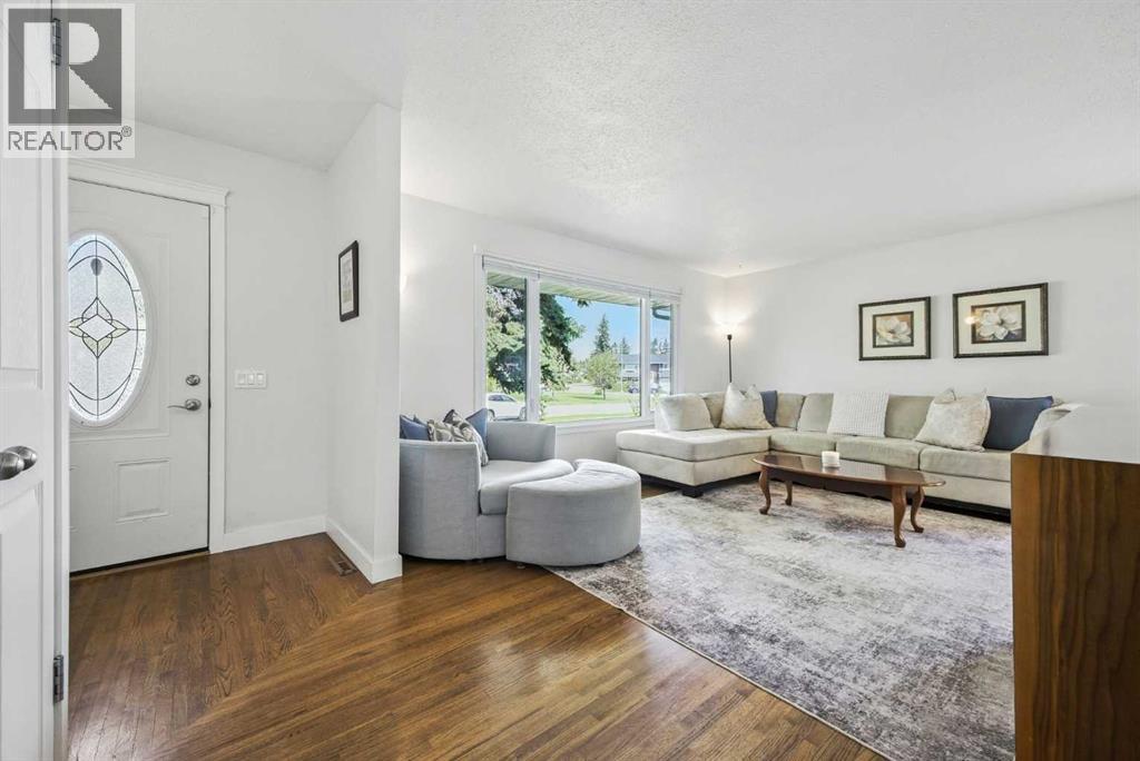 Single Family House 3 Level for Sale in  Huntford Green NE Huntington Hills Calgary 