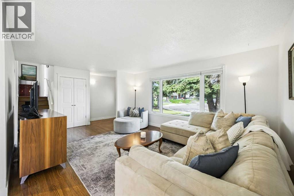 Single Family House 3 Level for Sale in  Huntford Green NE Huntington Hills Calgary 