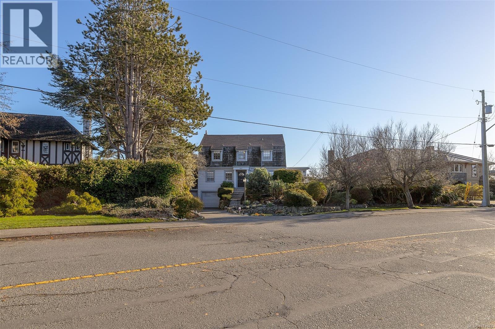 987 Beach Dr, Oak Bay