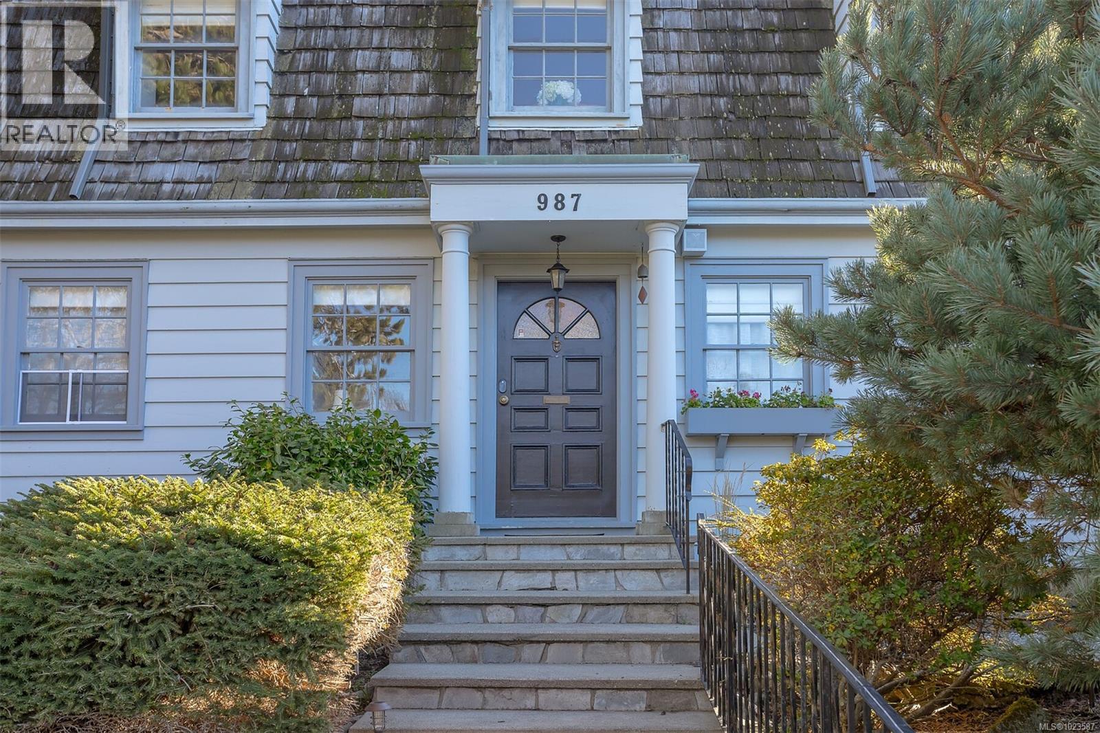 987 Beach Dr, Oak Bay