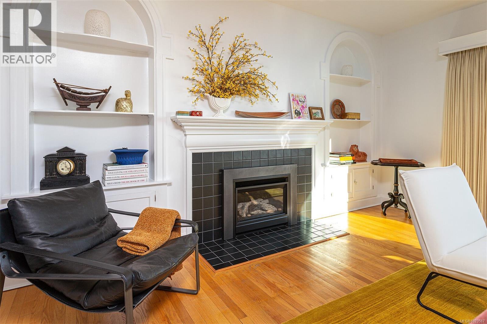 987 Beach Dr, Oak Bay